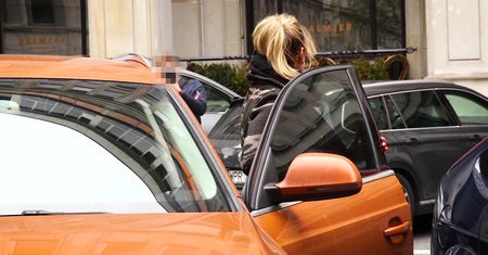 "Jesienna" Szostak w lateksowych spodniach pozuje przy samochodzie