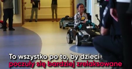 W tym szpitalu rządzą mali kierowcy. Dzieci na operacje jeżdżą mini-samochodami