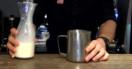Latte art - piękny tulipan na kawie