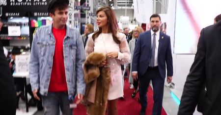 Górniak w asyście ochroniarzy promuje lakiery do paznokci