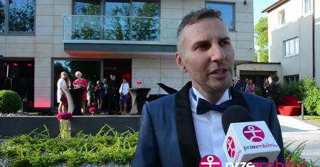 "Nie miała operacji plastycznej. Wystarczy sprawdzić, czy ma blizny koło uszu"