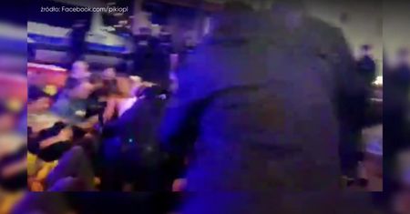 Nocne blokady pod Sejmem. Policja usuwała demonstrantów