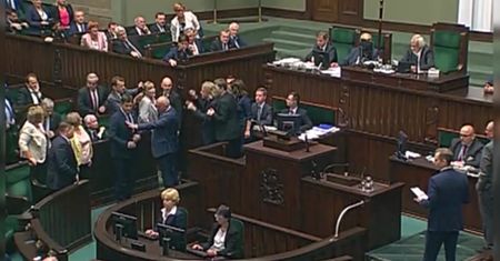 Awantura w Sejmie. Poseł Nowoczesnej wykluczony z obrad