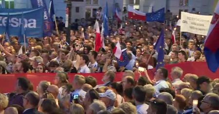 Protest przed Pałacem Prezydenckim. Jest nawet 50 tysięcy osób
