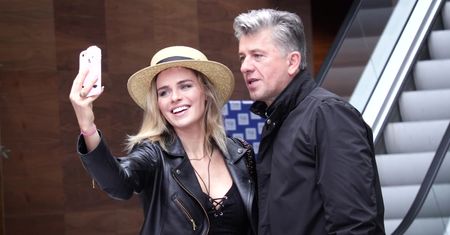 Urbańska i szczęśliwy Józefowicz pozują do telefonu z pudelkiem