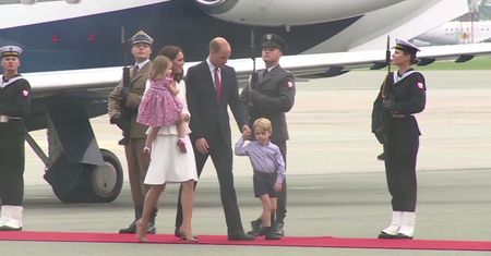 Kate i William z dziećmi wychodzą z samolotu w Warszawie