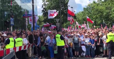Opozycja "witana" na placu Krasińskich
