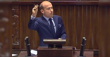 Borys Budka z gwoździem w Sejmie. "Symbol Radomia"