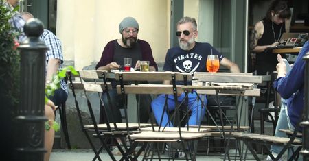 Najedzony Jacyków wciera  w brodę... resztki jedzenia