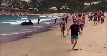 Ziemia obiecana... Łódź z migrantami na plaży w południowej Hiszpanii