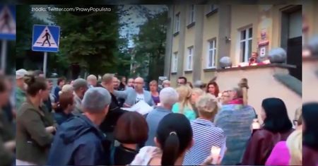 Radny PO zaatakował przechodnia pizzą