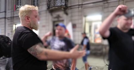 To on przytulał narodowców. "Agresję zwalczać miłością"
