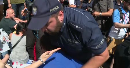 Protest pod siedzibą PiS. Policja usuwa demonstrujących