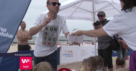 Posłowie PO na plaży w Rowach