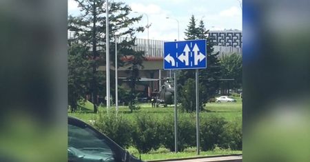 Warszawa. Helikopter wylądował... przy rondzie.