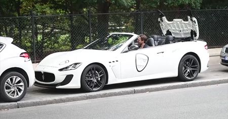Wystylizowany Stramowski wsiada do Maserati cabrio