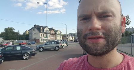 Stawianie samochodów na sprzedaż na publicznych parkingach. Praktyka małych miast
