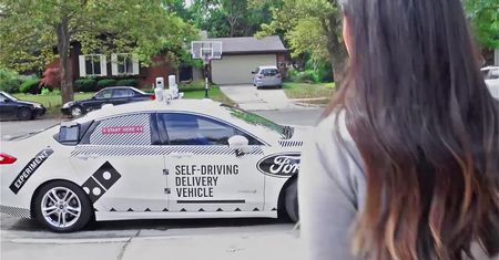 Autonomiczny ford starcza pizzę