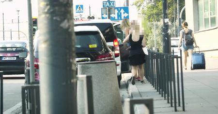 Socha gania za taksówką na planie "Przyjaciółek"