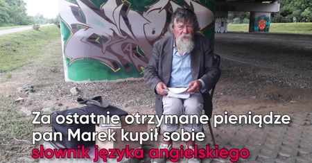 Niezwykły bezdomny. Kocha polską literaturę, sam pisze wiersze i uczy się języków