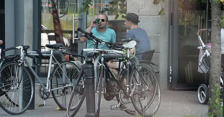 Robert Górski dłubie w nosie na piwie ze znajomym
