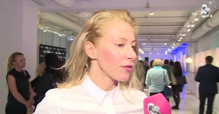Warnke "ekspertką" od kokietowania: "Włosy kuszą. To sygnał, adoruj mnie"