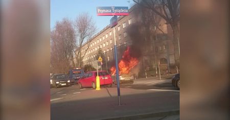 Pożar auta na warszawskiej Woli
