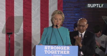 Clinton o Trumpie: "To narwaniec, który naraża wszystko na ryzyko!"