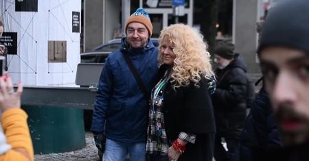 Magda Gessler otoczona przez tłum fanów pod TVN-em