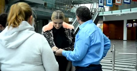 Halina Mlynkova rozdaje autografy w futrze pod TVP