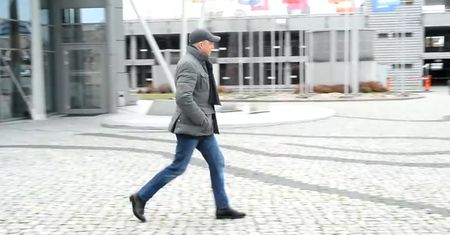 Niezadowolony Adamczyk wychodzi z TVP
