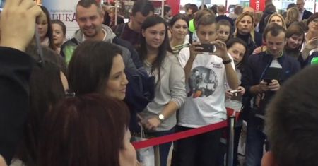 Kinga Rusin pozuje ze swoim ekoporadnikiem