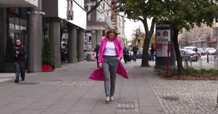 Odeta Moro w długim, różowym płaszczu pod TVN-em