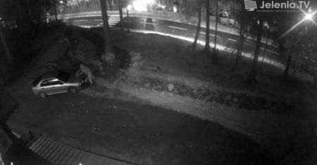 Podpalenie samochodu w Karpaczu. Nagranie z monitoringu