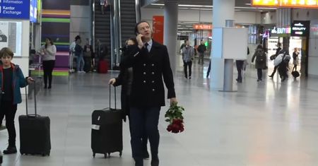 Majdan z różami wita Rozenek na lotnisku