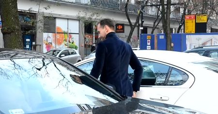 Kraśko czule obejmuje Kingę Rusin