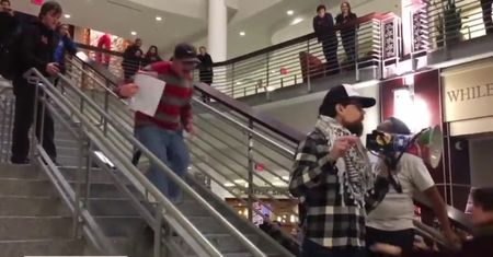 Przeciwnik Trumpa brutalnie zaatakowany w trakcie protestu