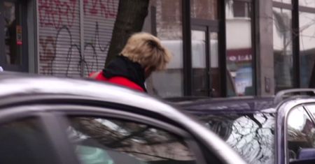 Dorota Gardias wsiada do audi z różowymi felgami