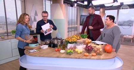 Marcin Meller i jego siostra w kuchni