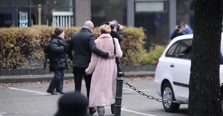 Wyszkoni w różowym futrze wychodzi z "Dzień Dobry TVN"