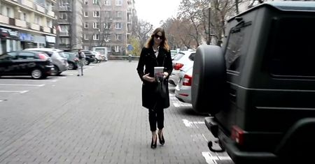 Karolina Malinowska z odkrytymi palcami pod TVN-em
