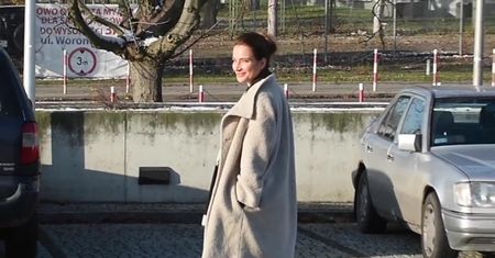 Dereszowska w długiej skórzanej spódnicy wychodzi z TVP