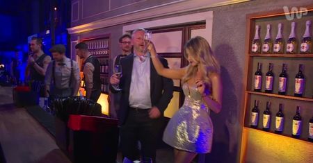 Joanna Krupa bawi się na imprezie z Nataszą Urbańską