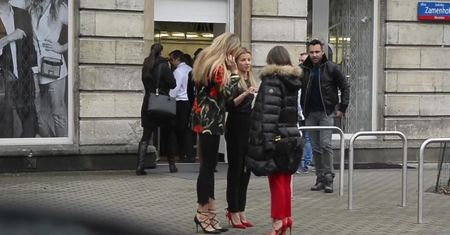 Edyta Herbuś w czerwonym garniturze wychodzi z butiku Joanny Klimas