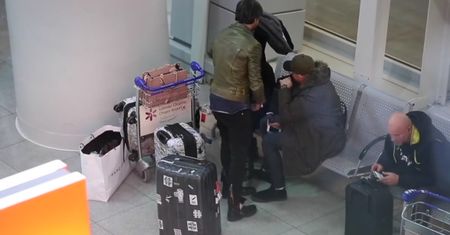 Janiak przepakowuje walizki na lotnisku