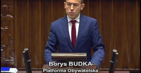 Andrzej Rzepliński pojawił się na sali obrad w Sejmie. Posłowie PiS przywitali go okrzykami: precz z komuną