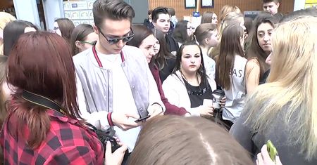 Patryk Pniewski przytula się z fankami po wyjściu z "Pytania na śniadanie"