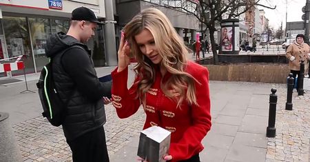 Krupa promuje swoje perfumy na przystanku autobusowym