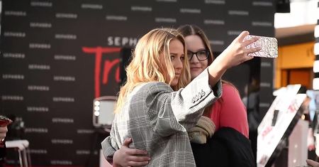 Jessica Mercedes robi sobie selfie z fanami