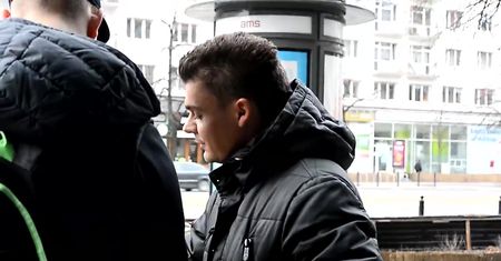 Tomasz Niecik wychodzi z workiem z "Dzień Dobry TVN"